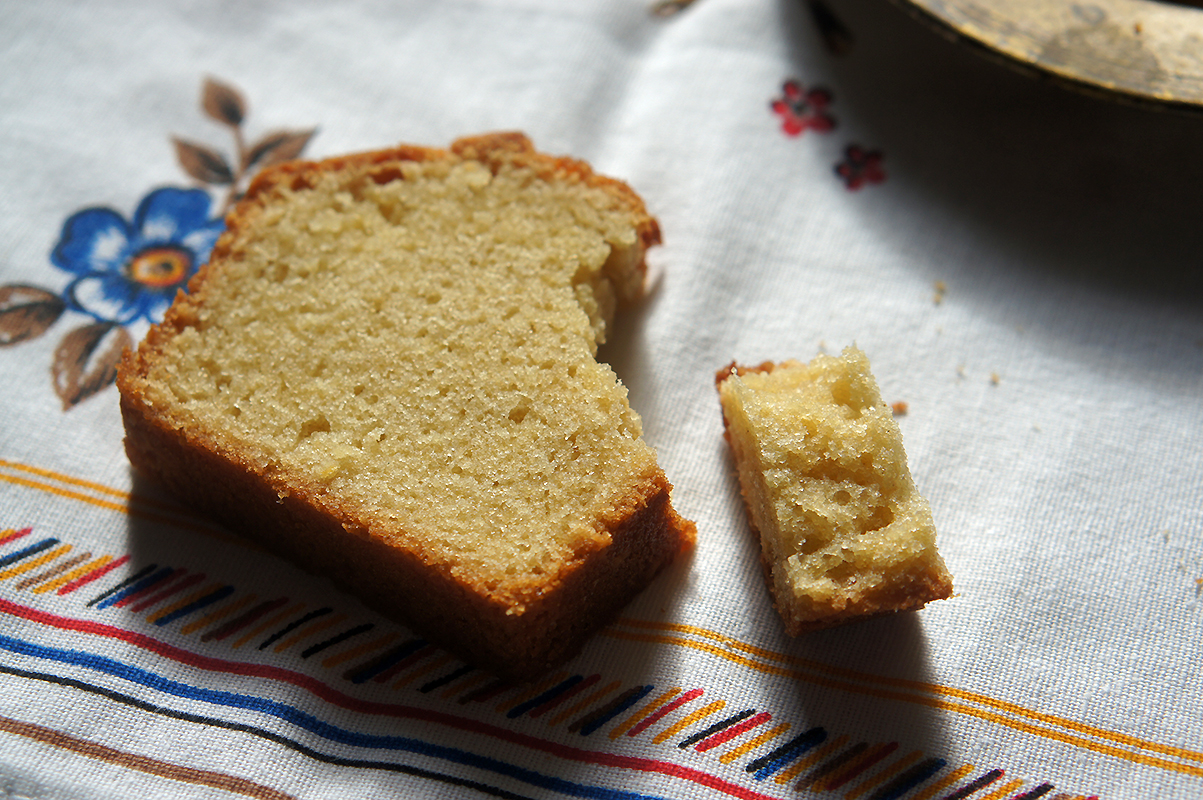 Du levain en trop ? Utilisez-le dans cette recette de Quatre-Quart moelleux à souhait : Les idées de recettes pour utiliser au mieux le levain naturel qui peut s'accumuler lorsqu'on ne fait pas souvent de pain sont toujours les bienvenues. J'ai pu vous en soumettre une certaine quantité et je m'intéresse toujours à en adapter d'autres .... Ainsi, vous pouvez déjà trouver sur mon blog des recettes de Banana Bread, Gaufres, Brownie, Croissants, et autres (voir le dossier "Le Levain pour les Nuls") Le Quatre-Quart au Levain Naturel ne faisait pas partie de la liste. Parfait. L'envie d'un cake riche au bon goût beurré et le petit bol de levain qui m'attendait au frais ont donné naissance à l'accomplissement de cette recette.